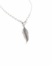 Jernhest - Feather - Hängsmycke Fjäder
