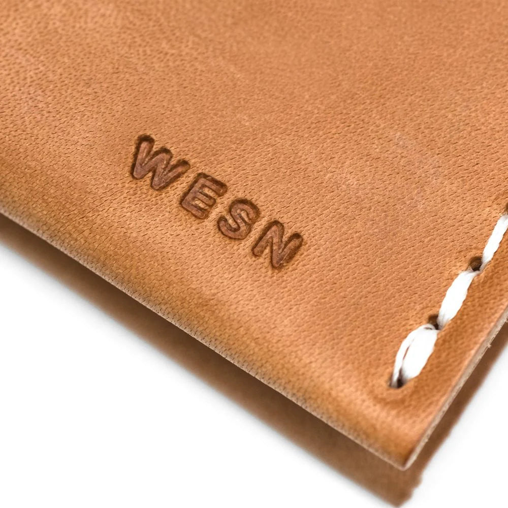 WESN The Forsta plånbok i läder, natural, detaljbild med logotyp