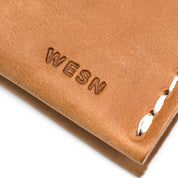 WESN The Forsta plånbok i läder, natural, detaljbild med logotyp
