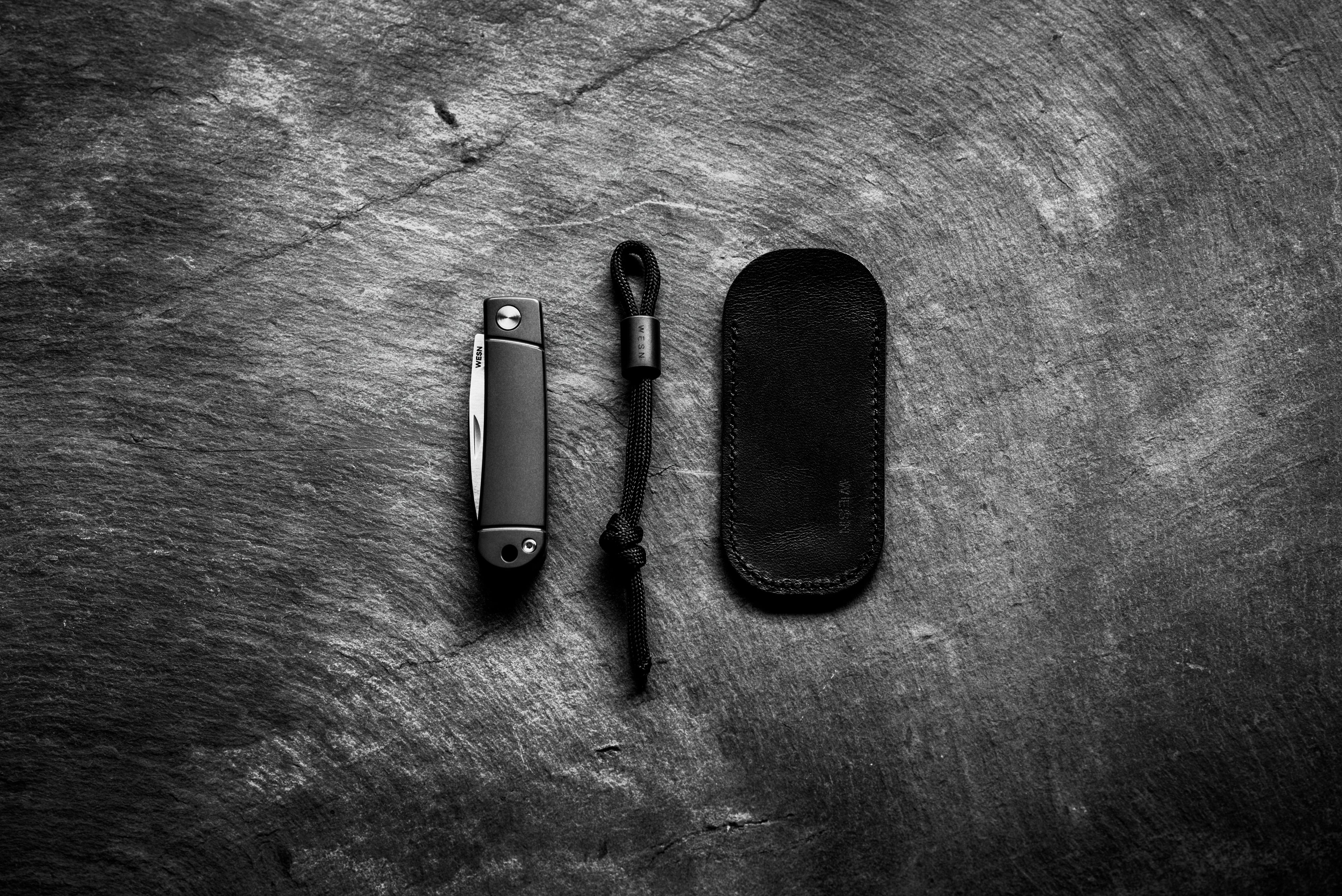 WESN Henry läderslida i natural med kniv och nyckelring, flatlay