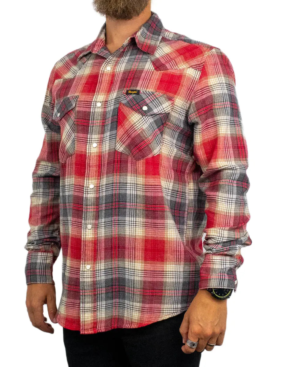 Wrangler Western Shirt Chili Pepper i rött rutmönster, snett framifrån