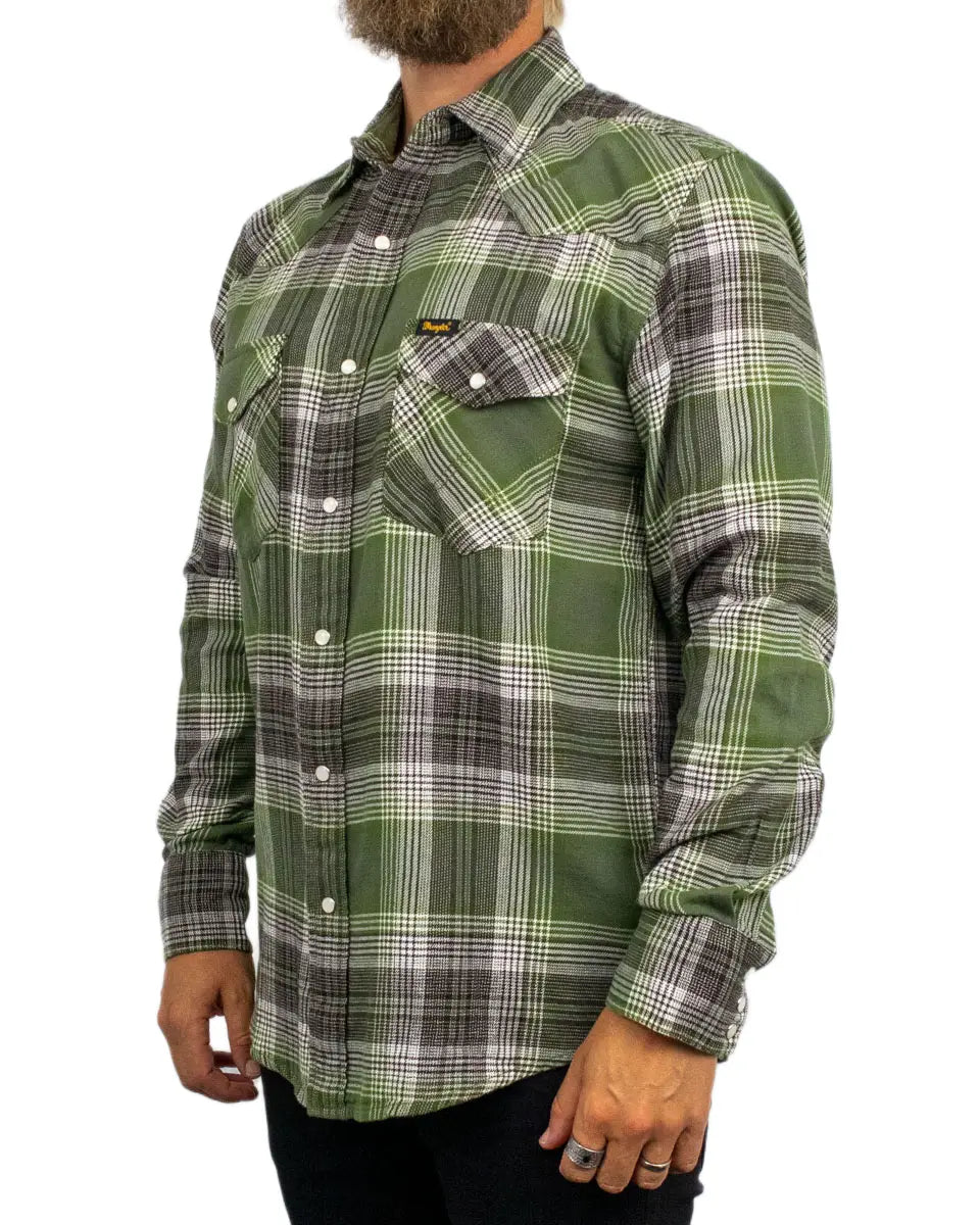 Wrangler Western Shirt Pesto i grönt rutmönster, snett framifrån