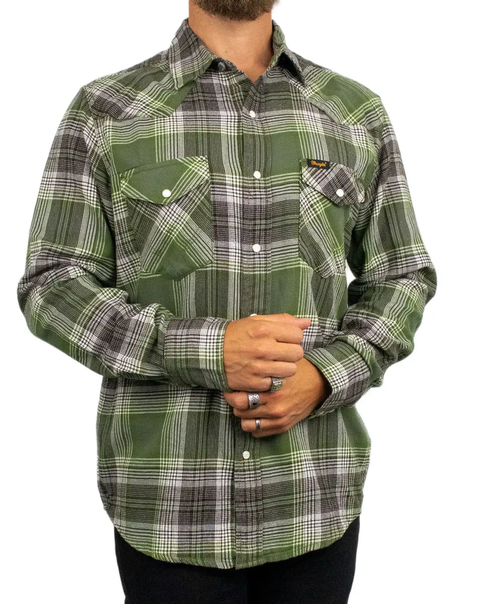 Wrangler Western Shirt Pesto, närbild på bröstficka och tryckknappar