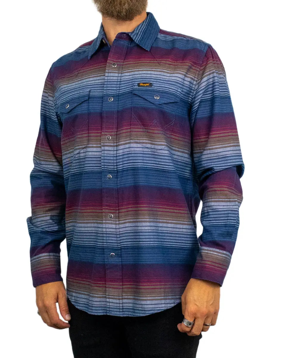 Wrangler Western Shirt Dark Americana i blått randmönster, snett framifrån