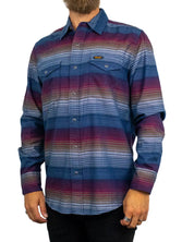 Wrangler Western Shirt Dark Americana i blått randmönster, snett framifrån