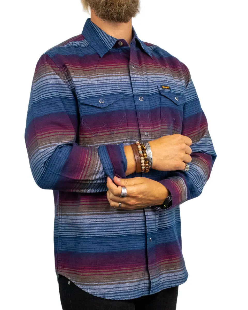 Wrangler Western Shirt Dark Americana, närbild på bröstficka och tryckknappar