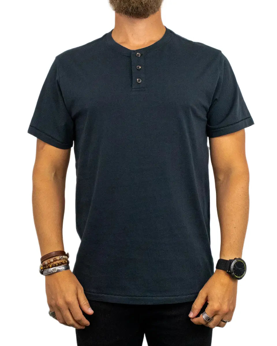 Brixton Baseline Henley T-Shirt i svart, framsida med treknappsslå