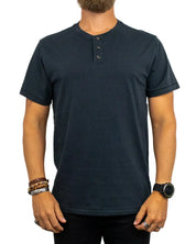 Brixton Baseline Henley T-Shirt i svart, framsida med treknappsslå