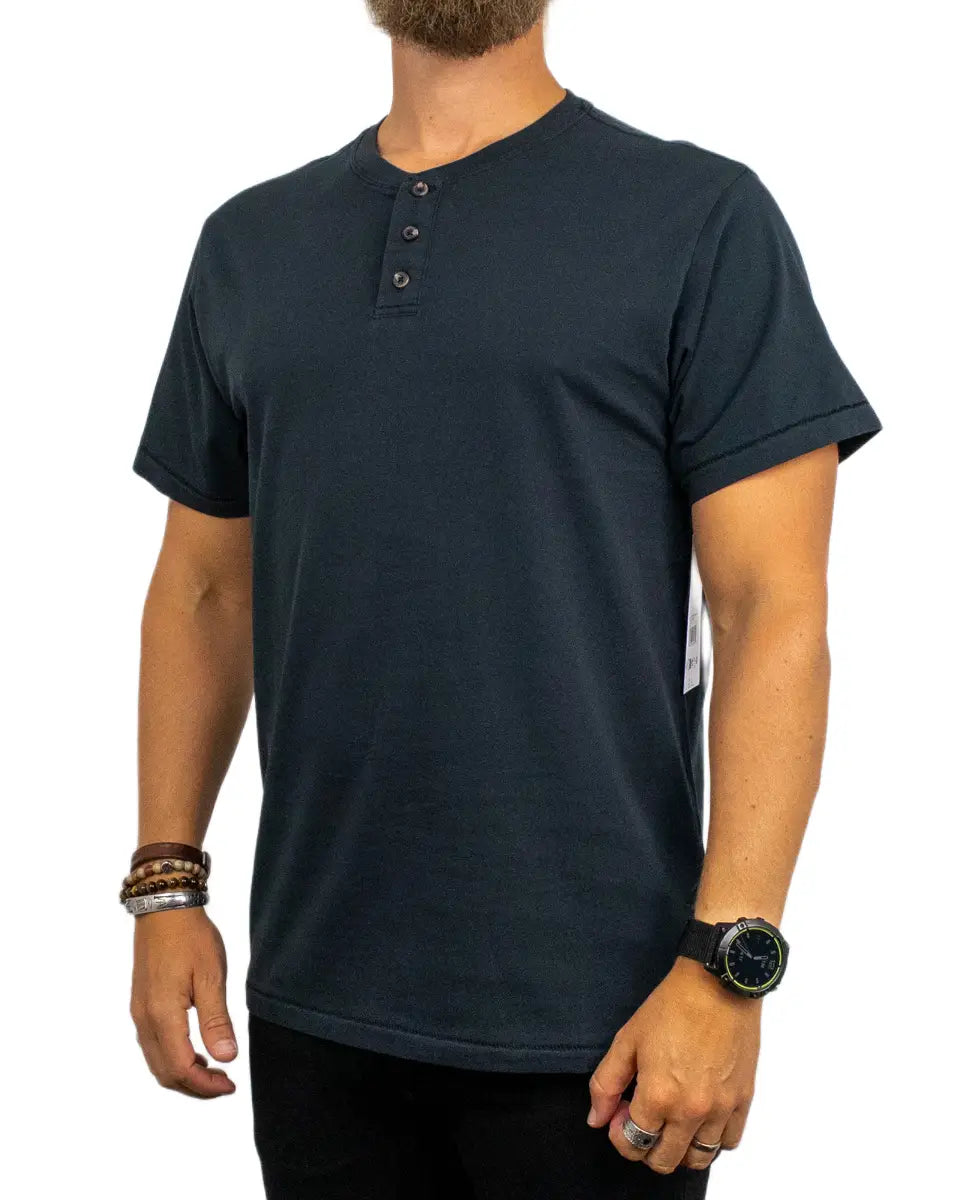Brixton Baseline Henley T-Shirt i svart, snett framifrån