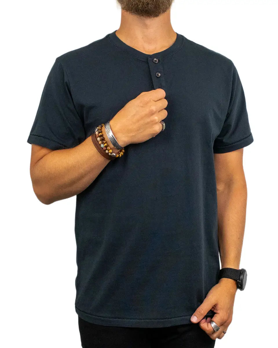 Brixton Baseline Henley T-Shirt i svart, närbild på knappslån