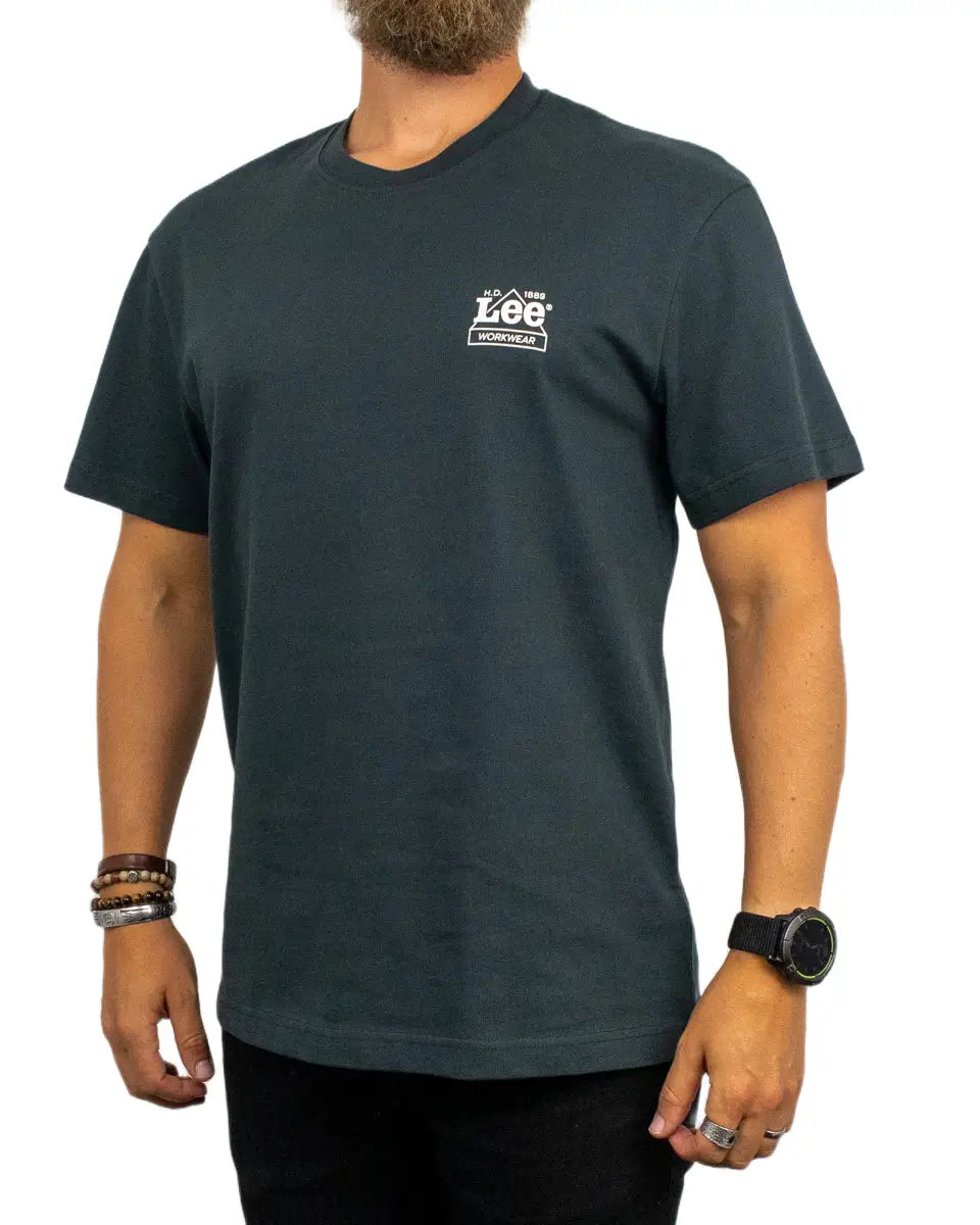 Lee Workwear Crew Tee i tvättad svart, snett framifrån