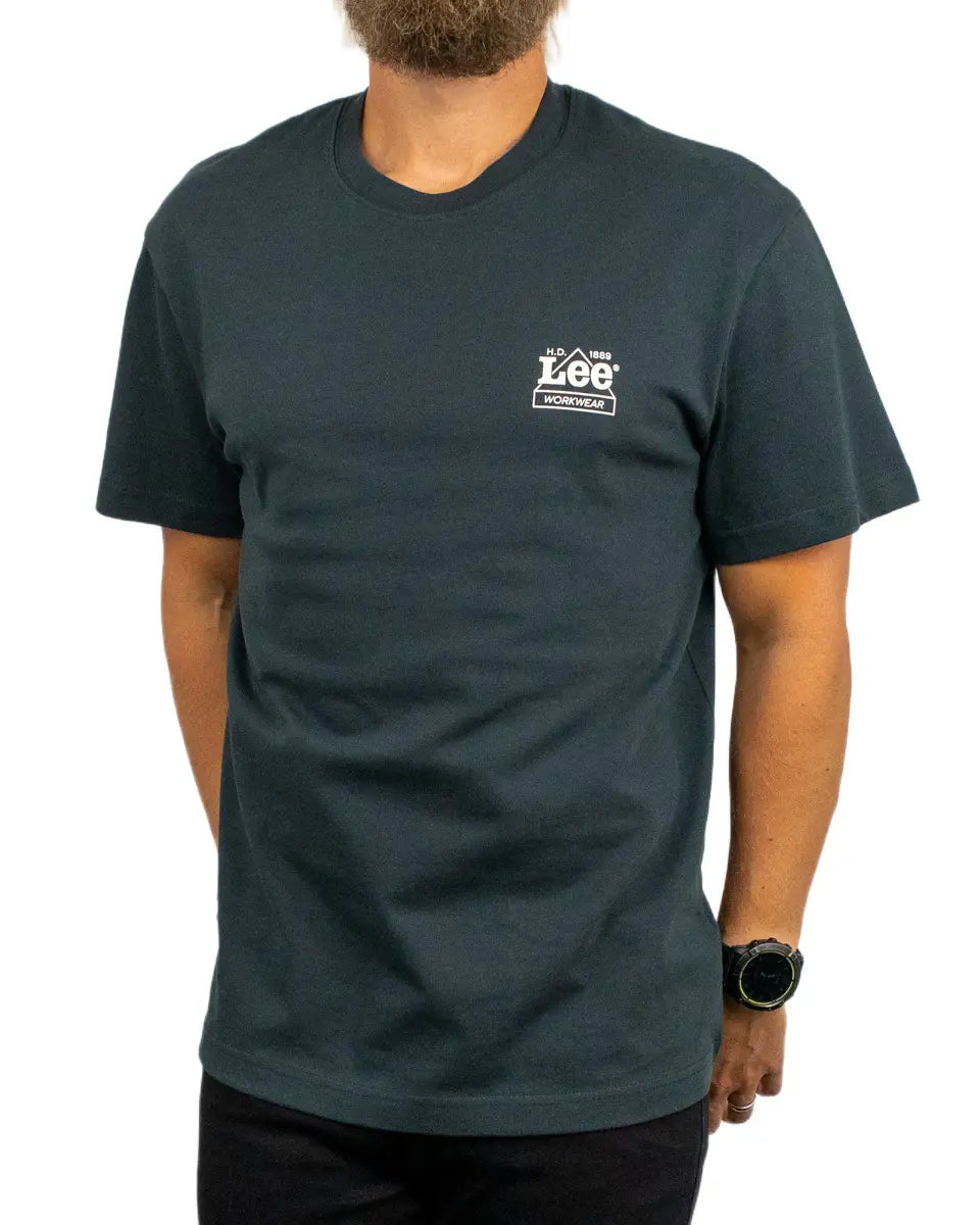 Lee Workwear Crew Tee i tvättad svart, närbild på bröstloggan