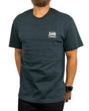 Lee Workwear Crew Tee i tvättad svart, närbild på bröstloggan
