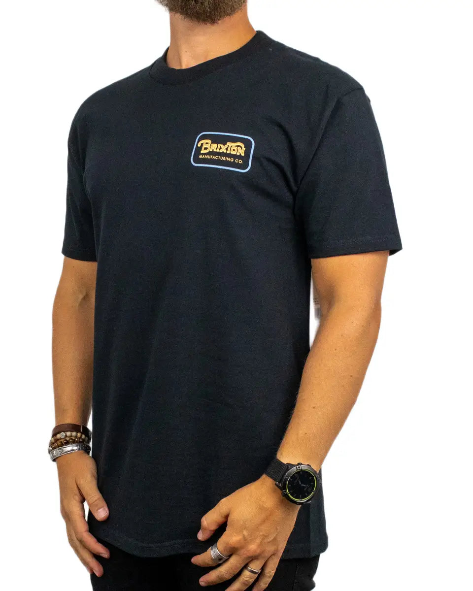 Brixton Grade T-Shirt i svart, snett framifrån