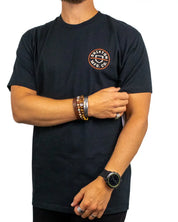 Brixton Crest II T-Shirt i svart, närbild på bröstloggan