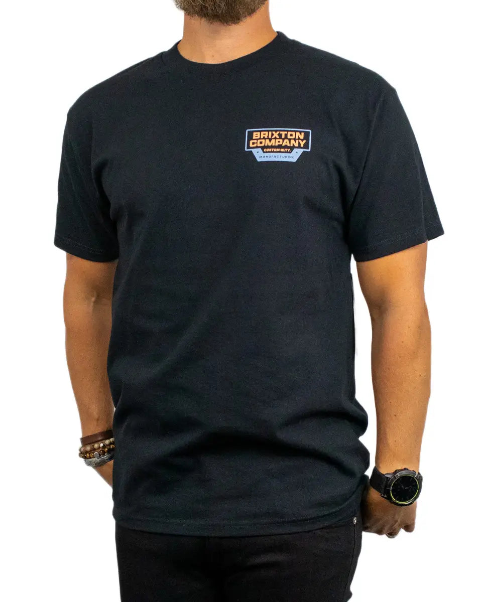 Brixton Reeves T-Shirt i svart, närbild på bröstloggan