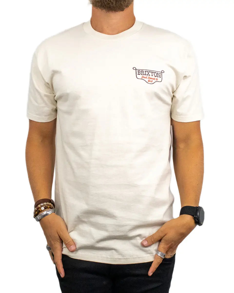 Brixton Kinsey T-Shirt i krämvit, framsida med logga på bröstet