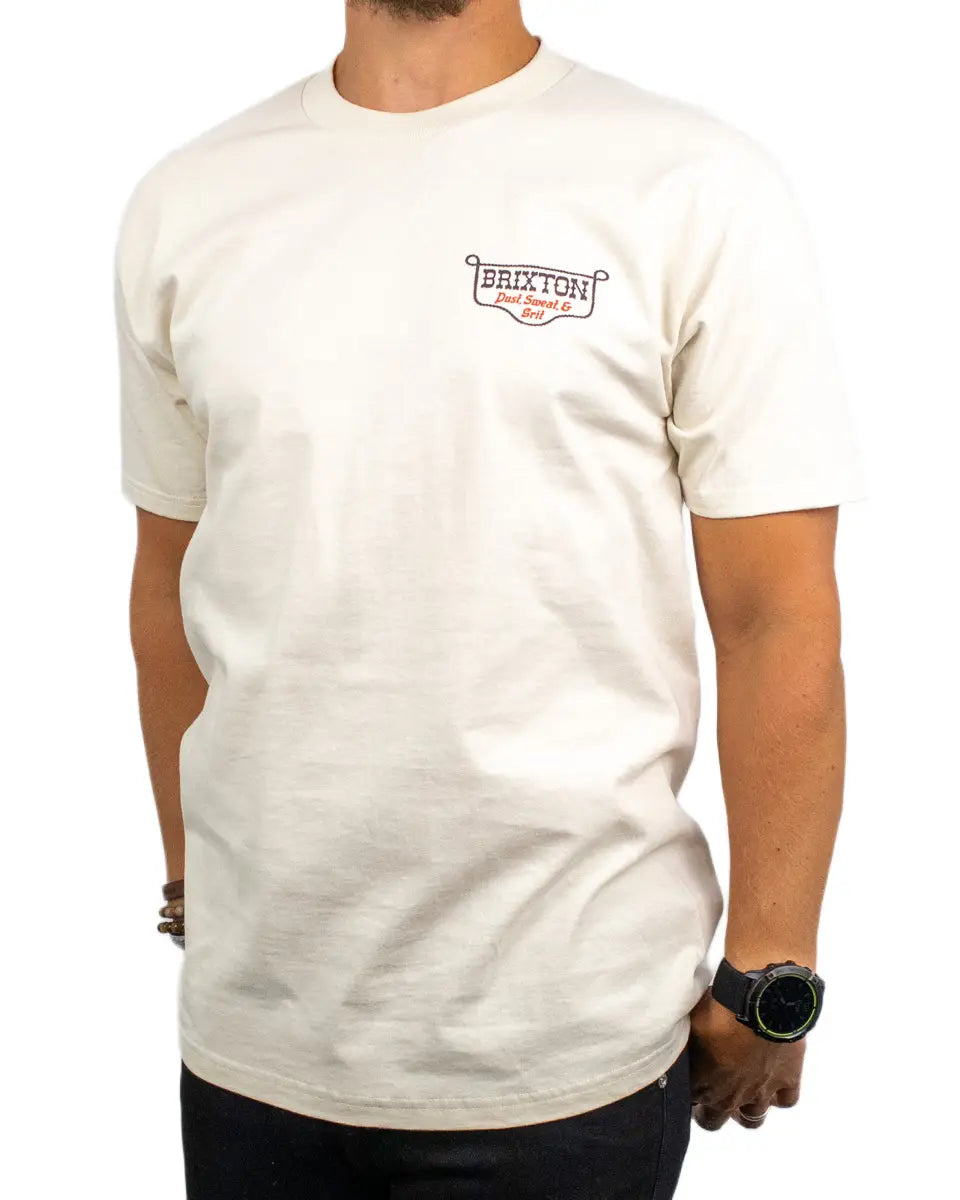 Brixton Kinsey T-Shirt i krämvit, närbild på bröstloggan