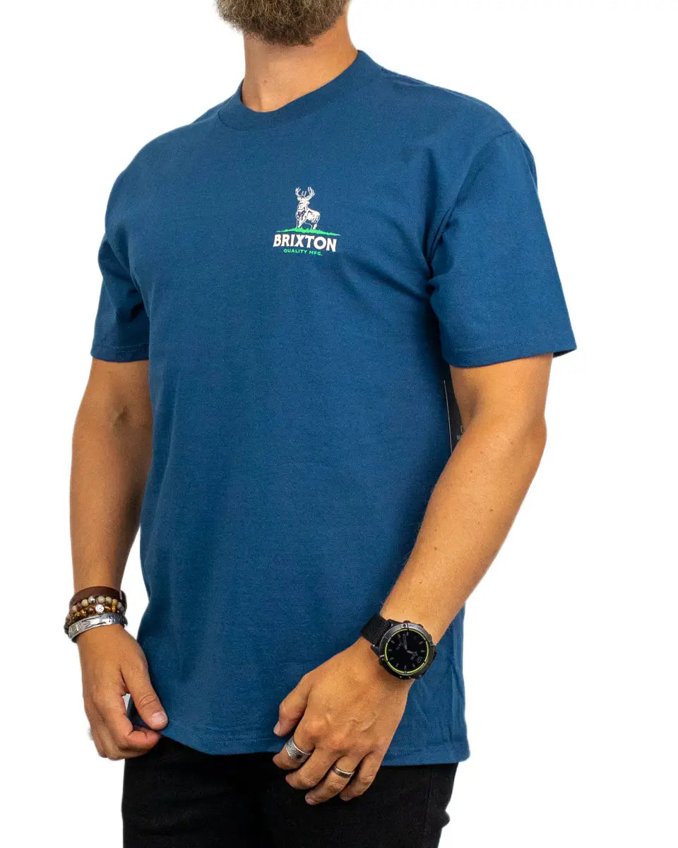 Brixton Oakmont T-Shirt i blå, snett framifrån