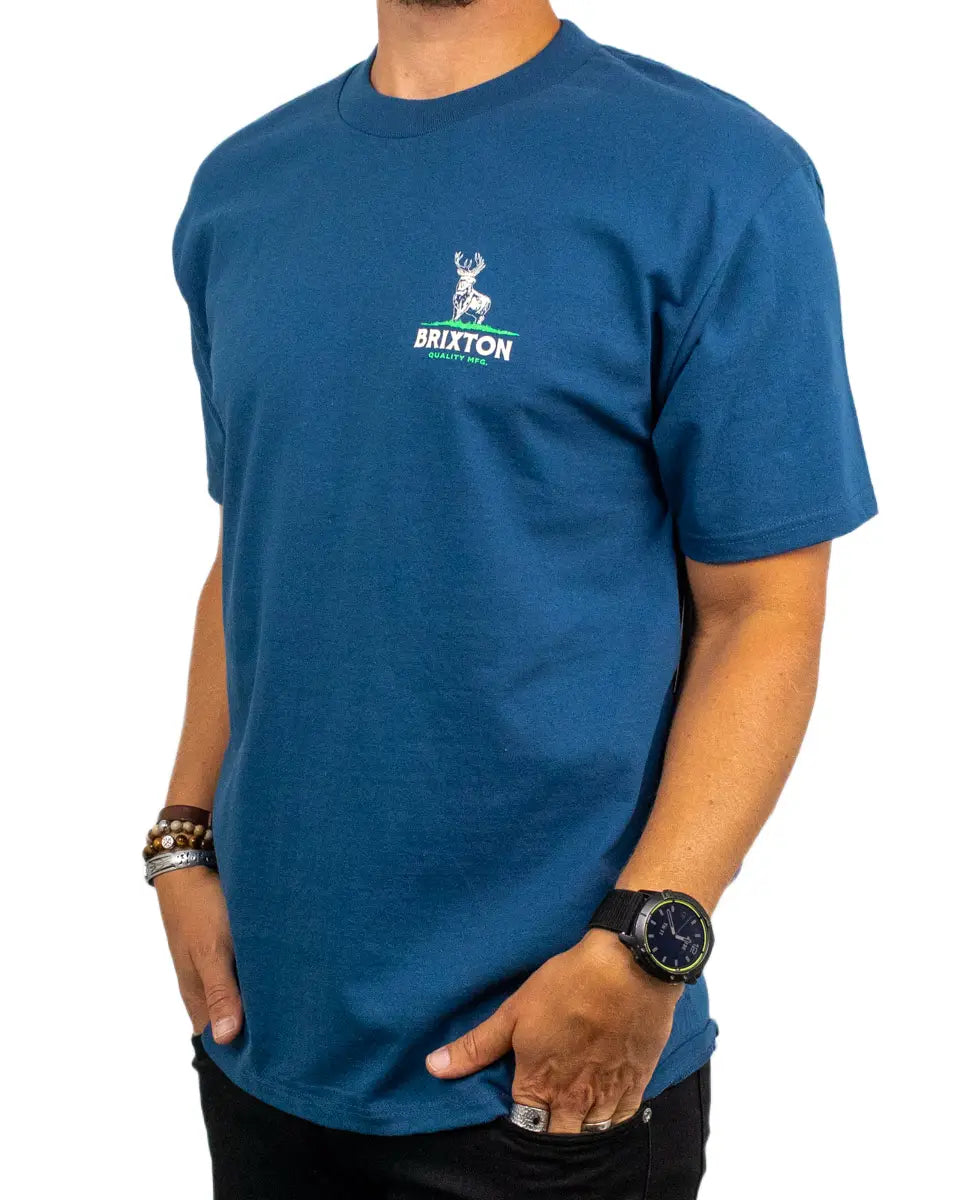 Brixton Oakmont T-Shirt i blå, närbild på bröstloggan