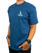 Brixton Oakmont T-Shirt i blå, närbild på bröstloggan