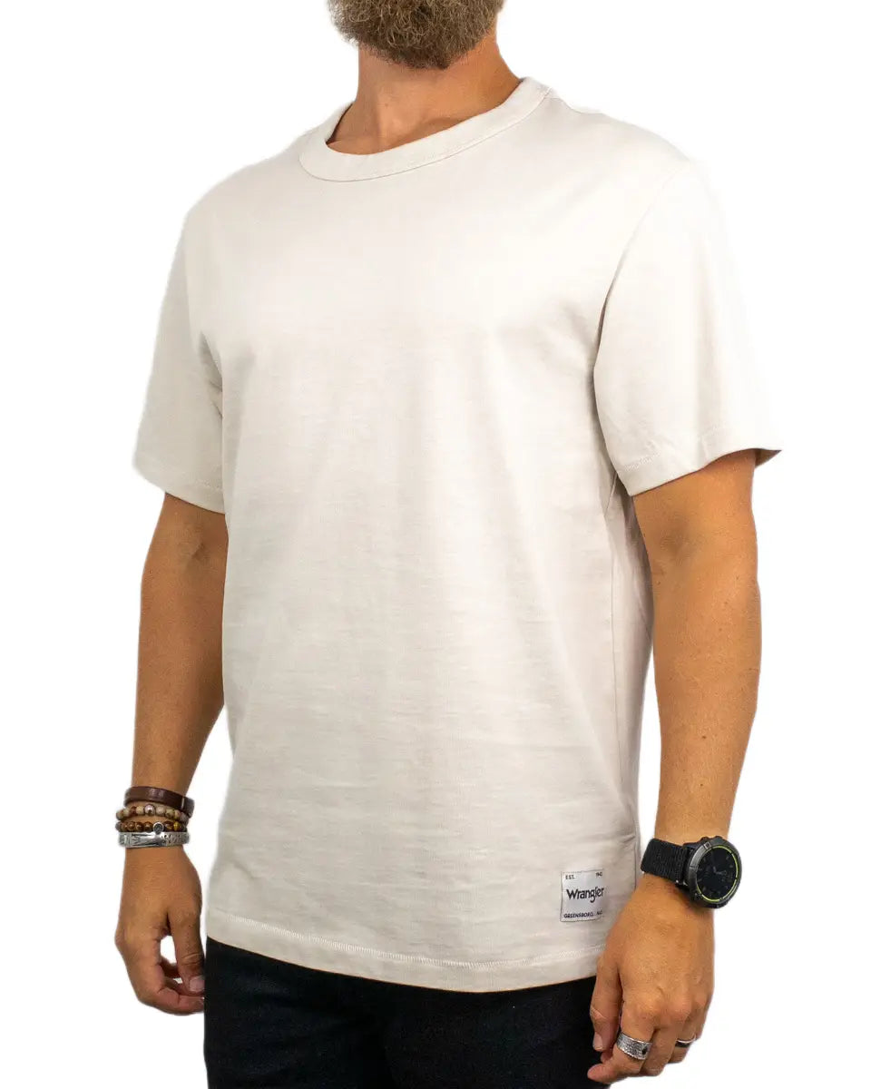 Wrangler Solid Tee i bruten vit, snett framifrån