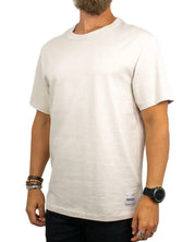 Wrangler Solid Tee i bruten vit, snett framifrån