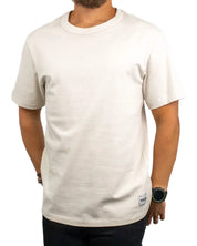 Wrangler Solid Tee i bruten vit, närbild på vävd etikett