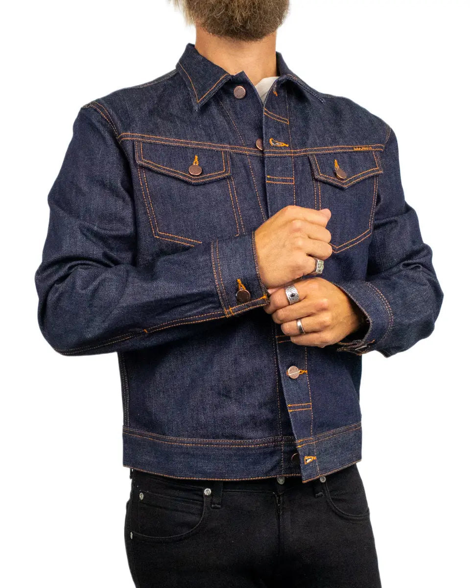 Nudie Conny Denim Jacket Dry One, närbild på orange sömmar och bröstficka