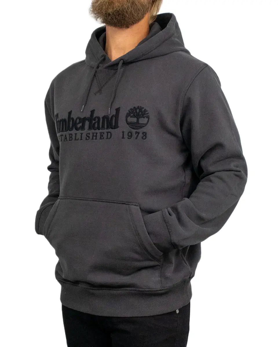 Timberland Established 1973 hoodie i svart, snett framifrån