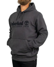 Timberland Established 1973 hoodie i svart, snett framifrån