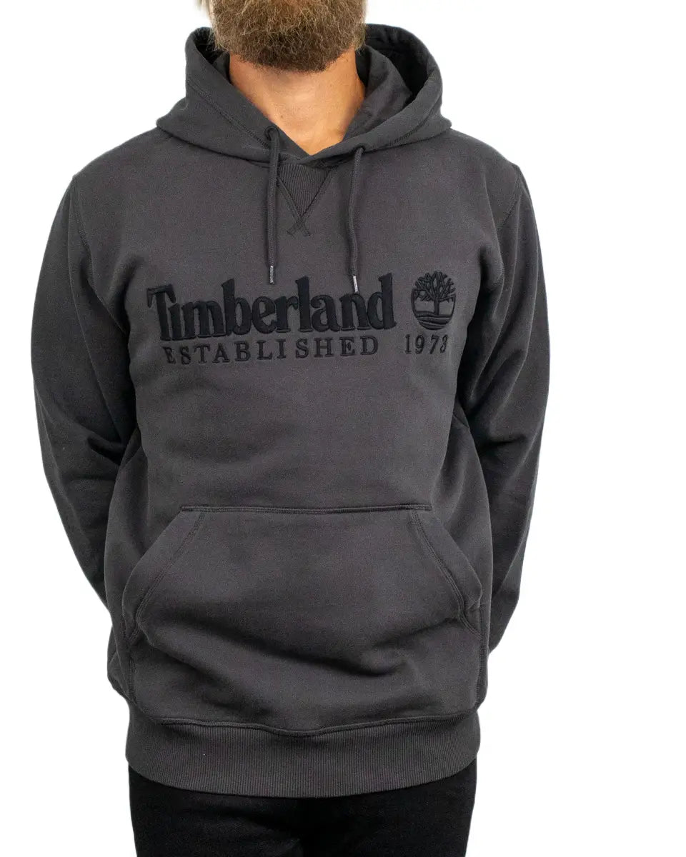 Timberland Established 1973 hoodie i svart, närbild på brodyr