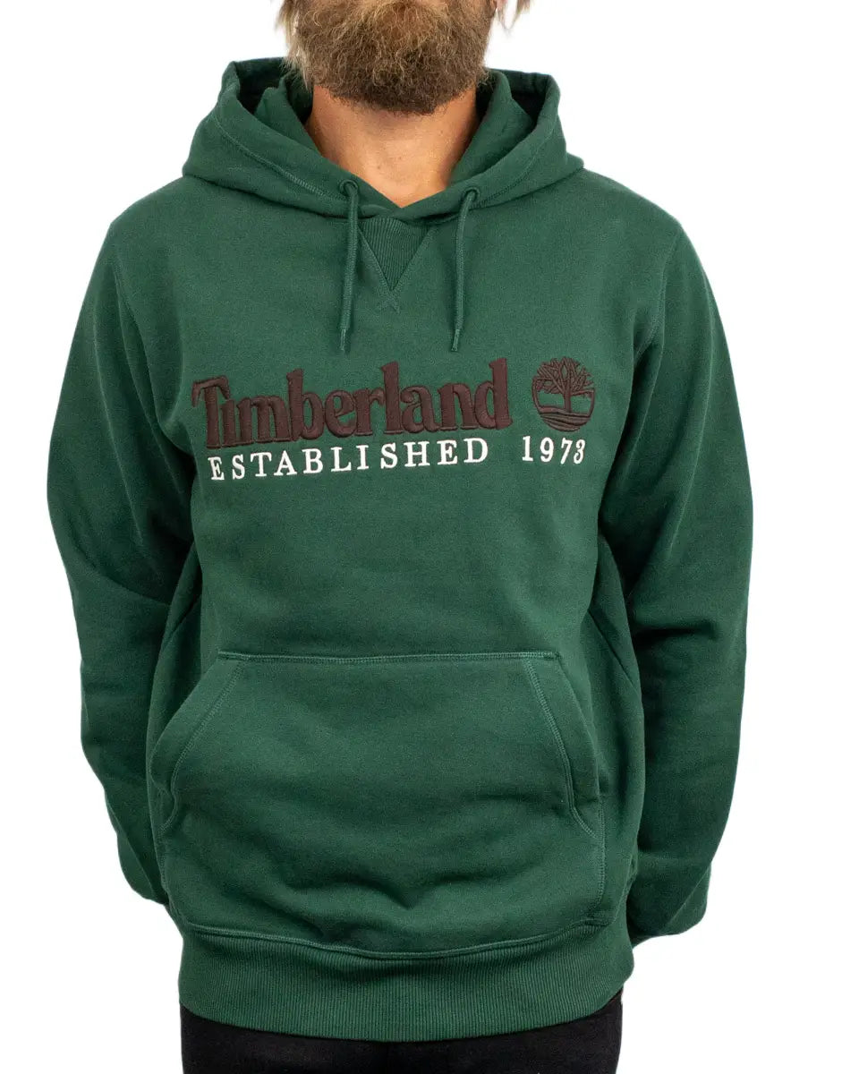 Timberland Established 1973 hoodie i mörkgrön, närbild på brodyr