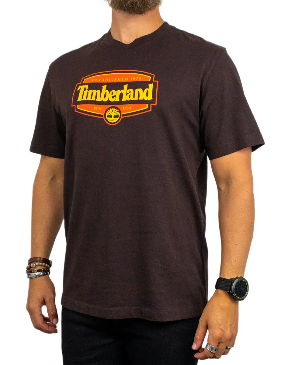 Timberland Heritage Seal T-shirt i brun, snett framifrån