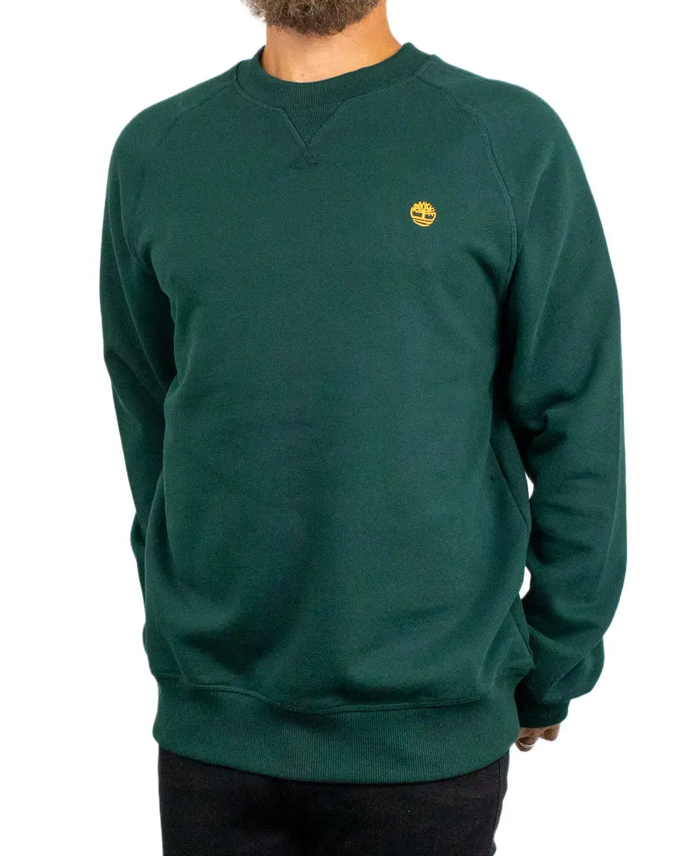 Timberland Exeter River sweatshirt i mörkgrön, närbild på bröstbrodyr