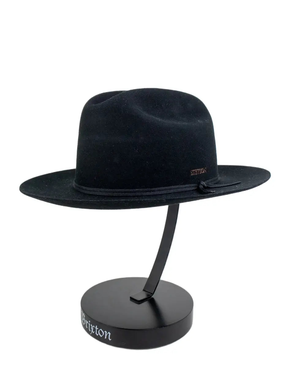 Stetson Ten Sleep westernhatt i svart, framifrån på hattställ