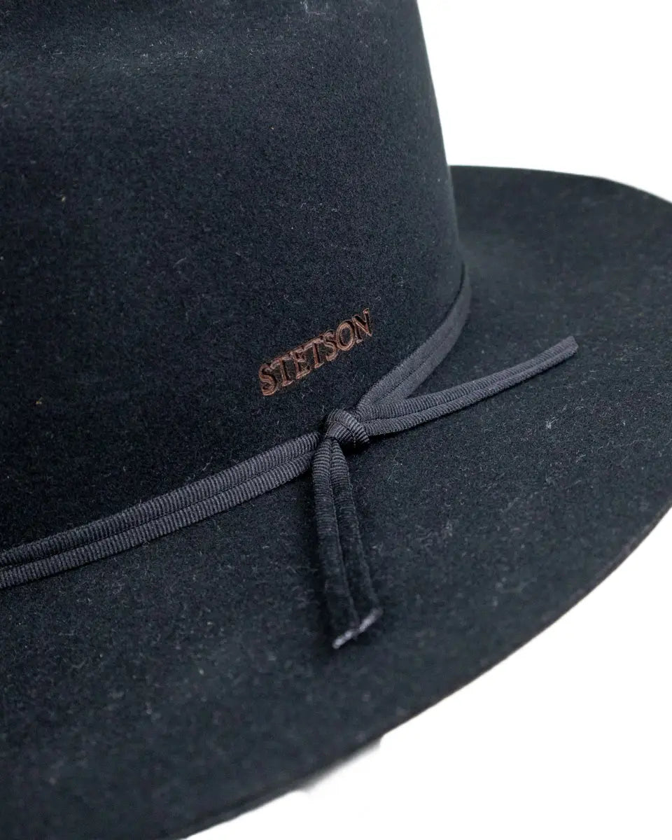 Stetson Ten Sleep westernhatt i svart, närbild på ripsbandet med Stetson-brodyr