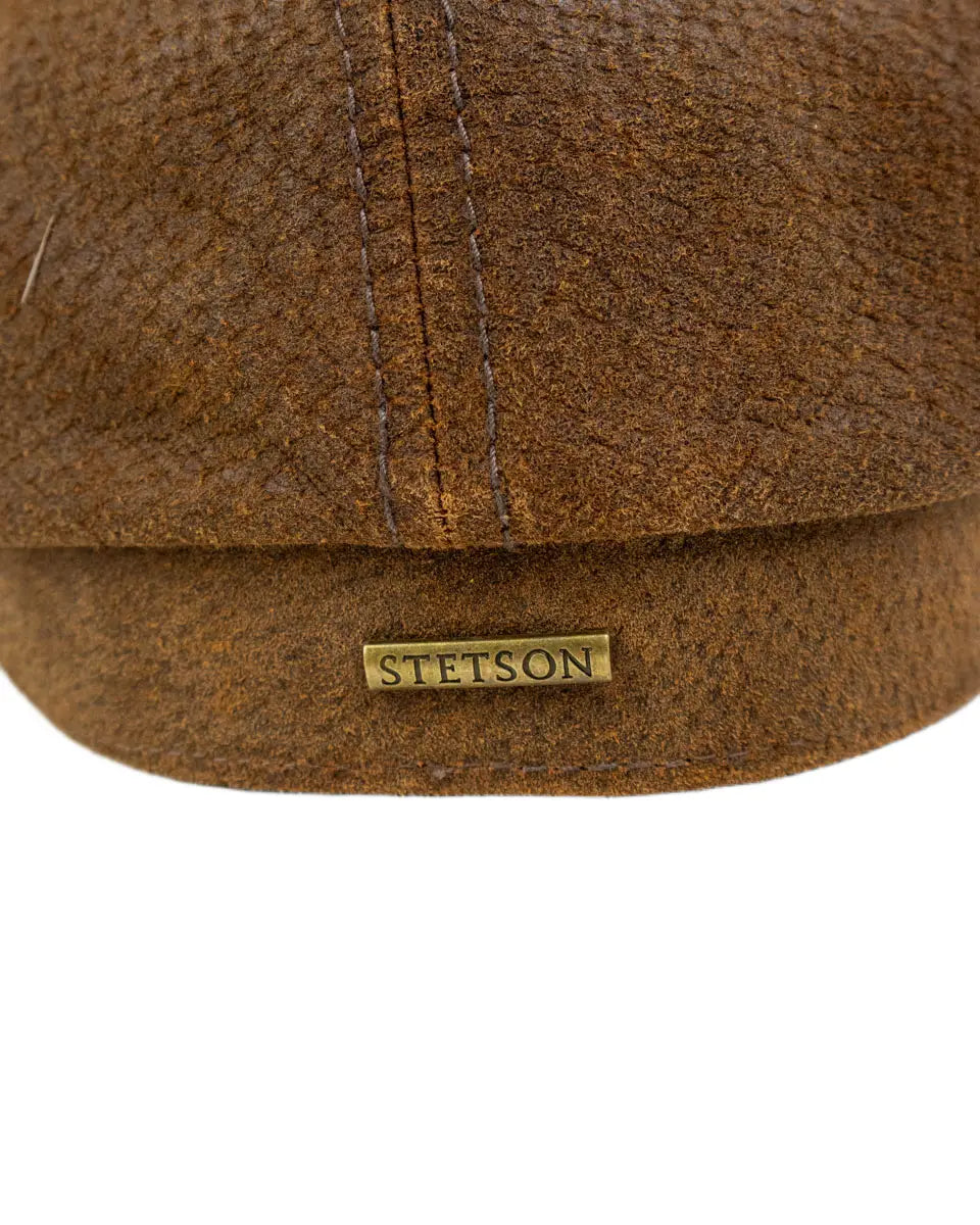 Stetson Burney Pigskin gubbkeps i brunt läder, närbild på lädret och Stetson-plaketten