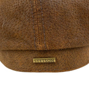 Stetson Burney Pigskin gubbkeps i brunt läder, närbild på lädret och Stetson-plaketten