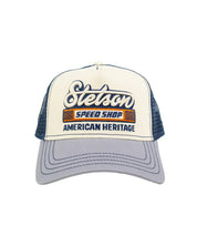 Stetson Speed Shop truckerkeps i benvitt och marinblått, framifrån