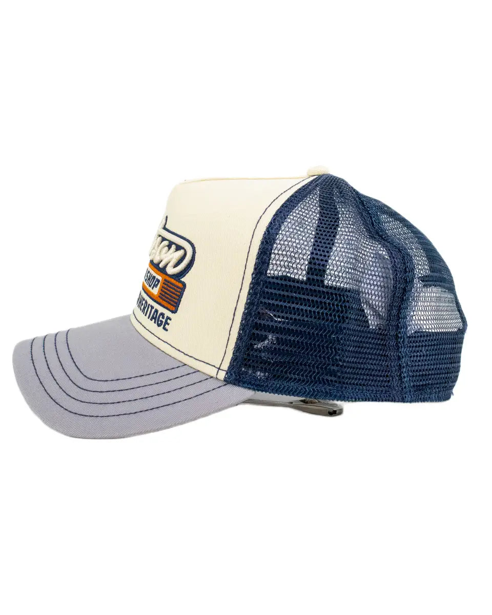 Stetson Speed Shop truckerkeps i benvitt och marinblått, från sidan med mesh