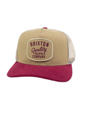Brixton Hubal truckerkeps i beige med manchesterskärm, snett framifrån