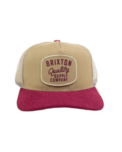 Brixton Hubal truckerkeps i beige med manchesterskärm, framifrån