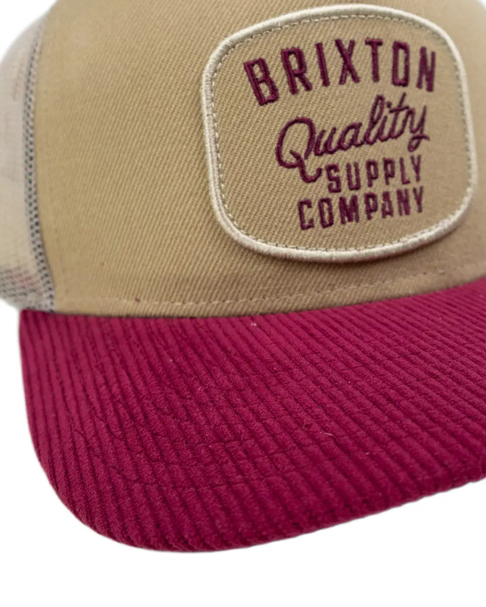 Brixton Hubal truckerkeps i beige med manchesterskärm, från sidan med mesh