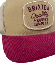 Brixton Hubal truckerkeps i beige med manchesterskärm, från sidan med mesh