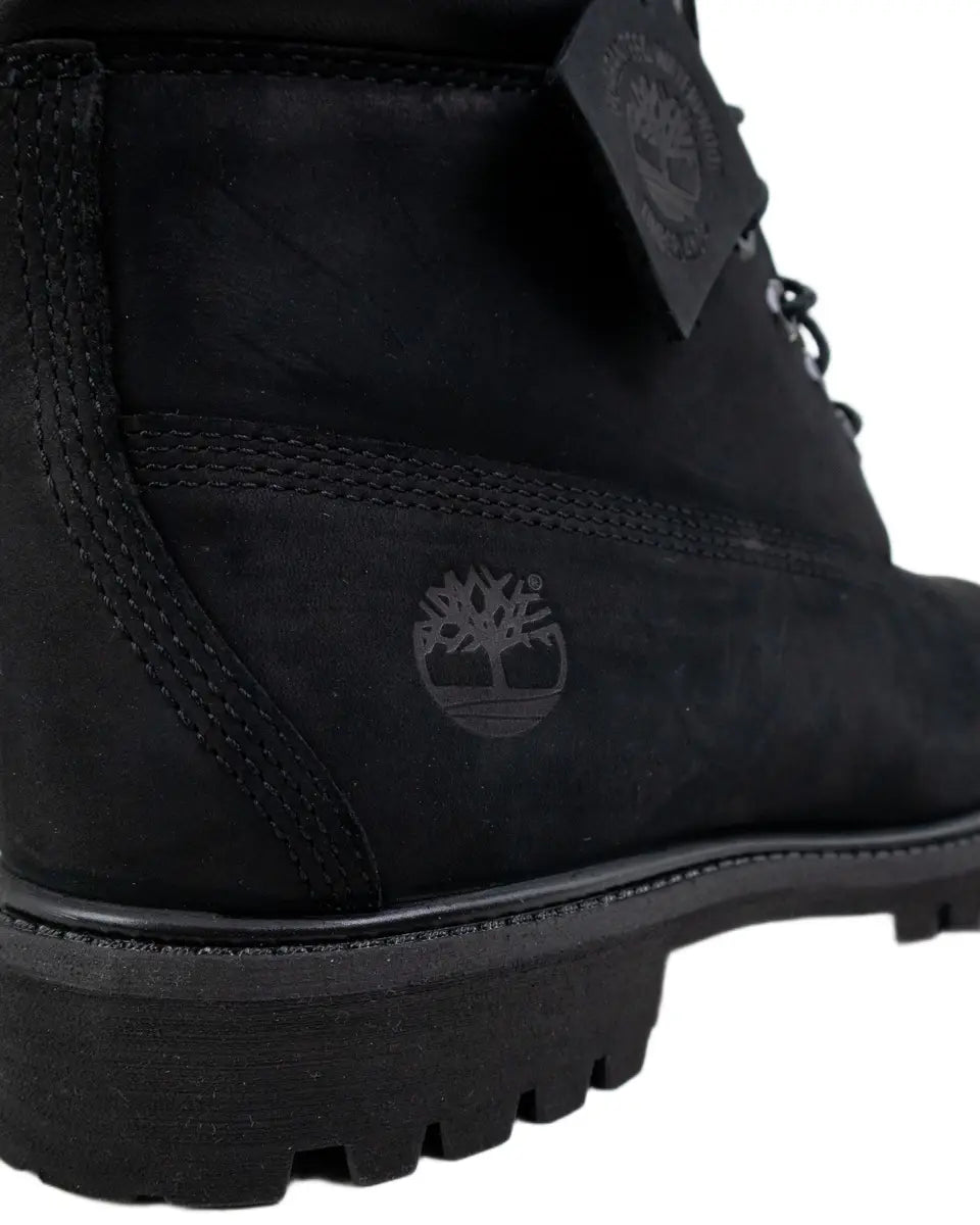 Timberland Premium 6-Inch känga i svart, närbild på trädloggan och sulkanten