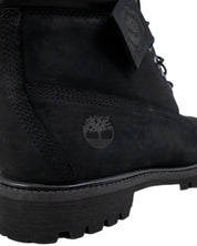 Timberland Premium 6-Inch känga i svart, närbild på trädloggan och sulkanten