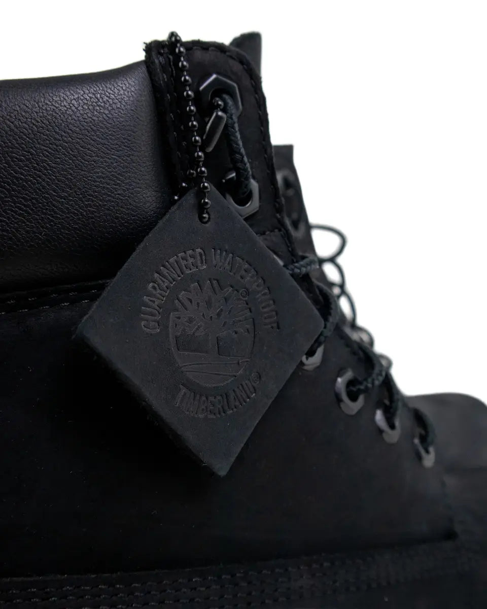 Timberland Premium 6-Inch känga i svart, närbild på hängbrickan