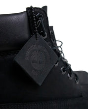 Timberland Premium 6-Inch känga i svart, närbild på hängbrickan