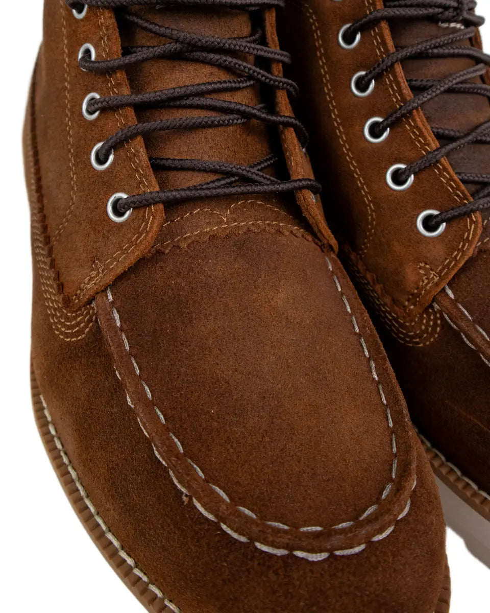 Timberland Britton Road chukka i rostbrunt, närbild på moccasinsömmen över tån